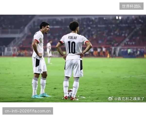 哈桑战术板揭秘:利用萨拉赫和马尔穆什的速度打反击,定位球或成秘密武器。 哈桑战术板揭秘:利用萨拉赫和马尔穆什的速度打反击,定位球或成秘密武器。